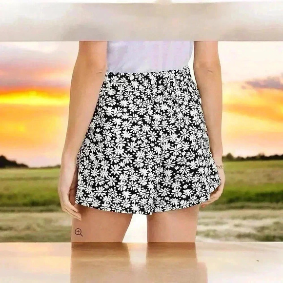 Loft Pleated Black and White Pull On Shorts in Daisy Women's Size Small. - Picture 2 of 7